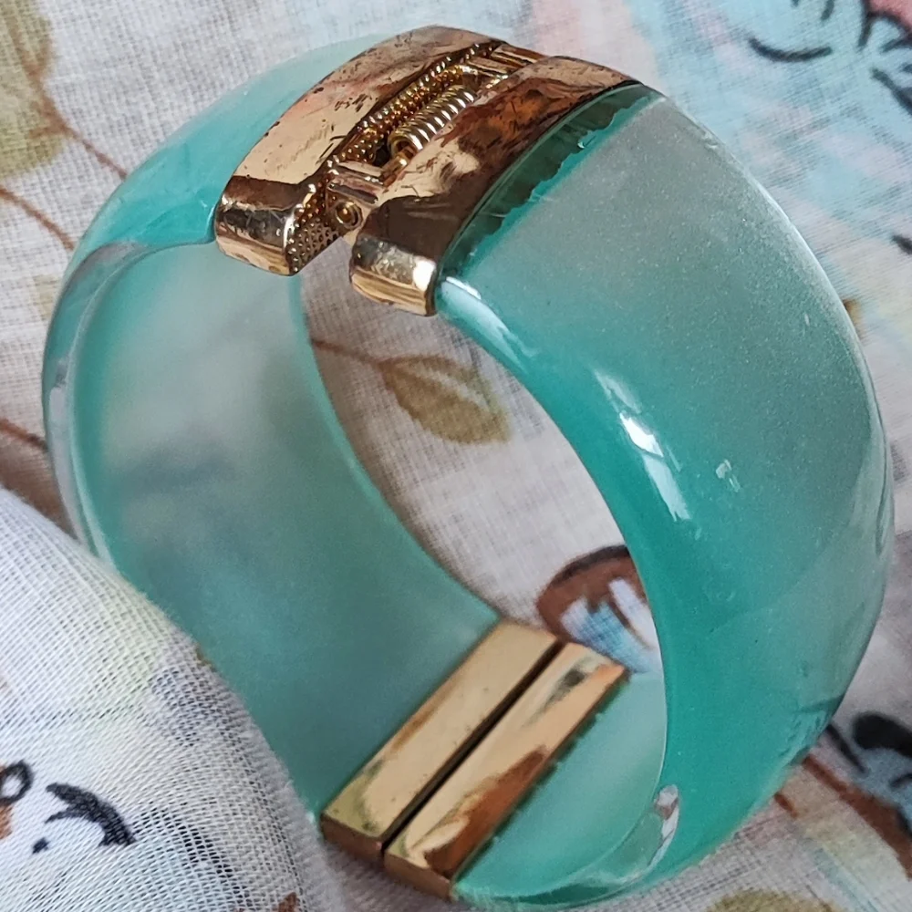 Icy Frosted Light Aqua Blue Moonglow Lucite Clamper Vintage Gold Tone Bracelet